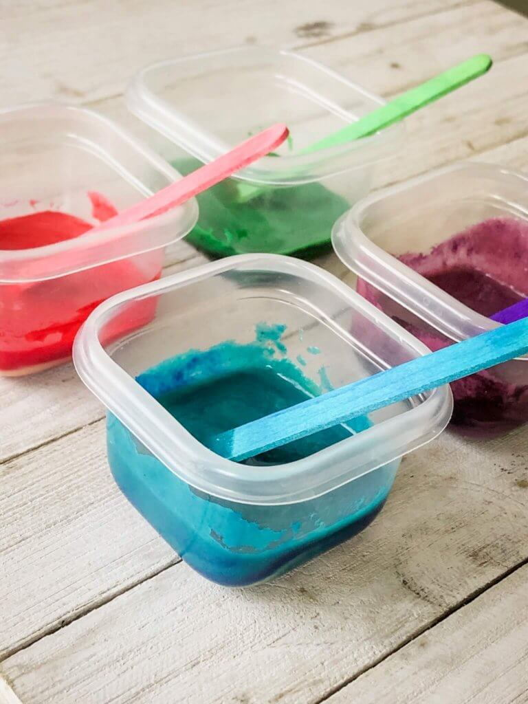Edible paint for babies can be made with yogurt, here's an easy recipe 