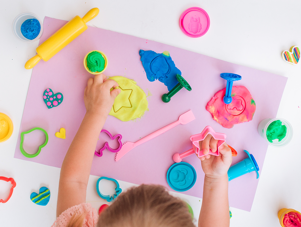 ACTIVITIES WITH PLAYDOUGH FOR PRESCHOOLERS // WAYS TO USE PLAY-DOH 